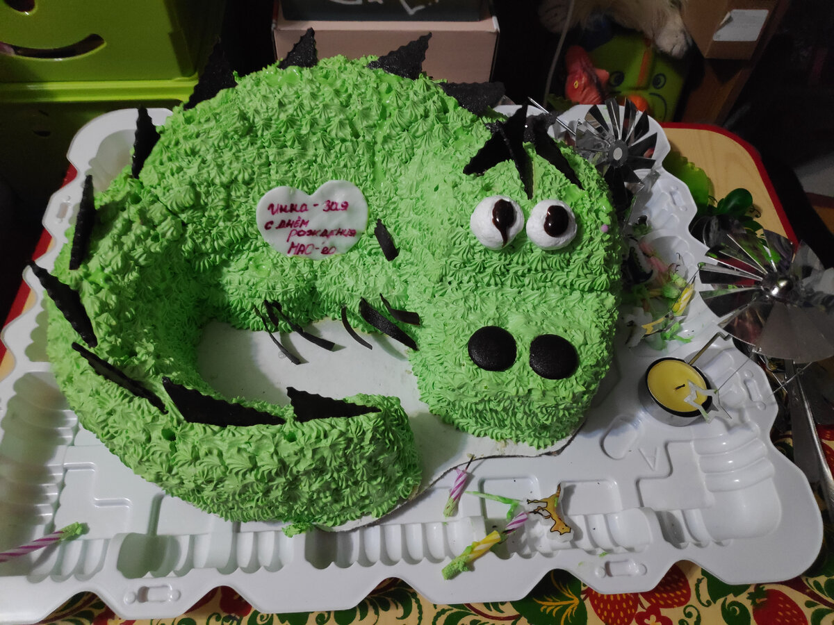 Фото автора, тортик в форме динозавра. так как я их очень люблю!