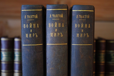 Так выглядят 3 тома "Войны и мира" (а всего их 4). В путешествие их с собой вряд-ли возьмёшь :) 