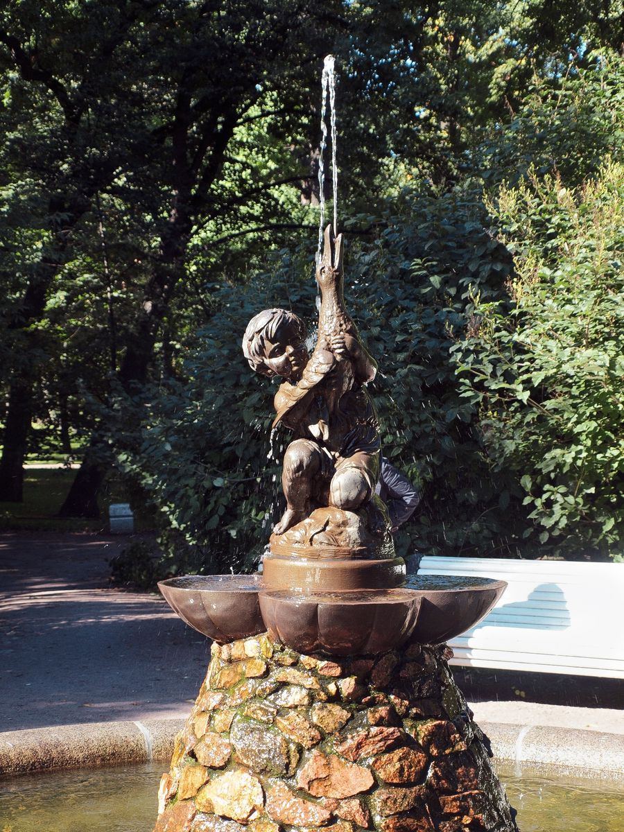 «Мальчик с уткой» в Таврическом саду