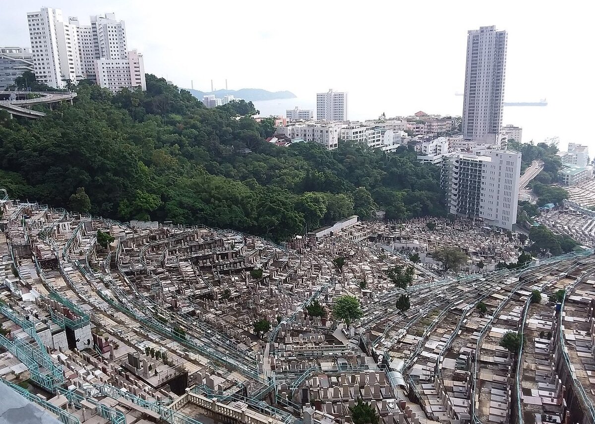 Вид с верхних террас Китайского христианского кладбища в Гонконге