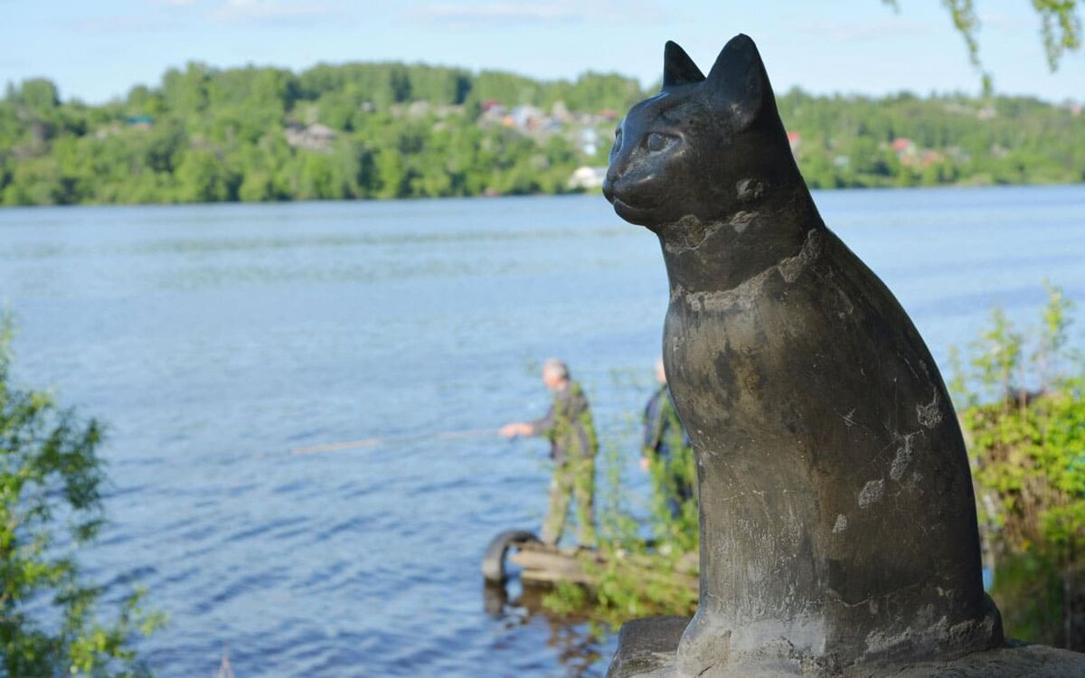 Плес кошки. Город Плес памятник кошке мухе. Памятник Плесская кошка Плес. Памятник дачнице в Плесе. Скульптура Дачница города плёс.