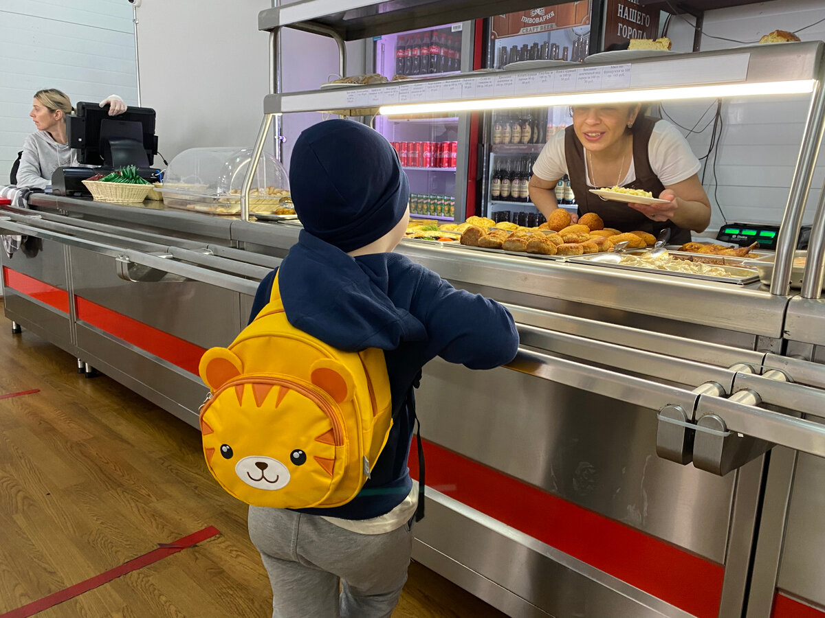 Девушки, всегда мило спрашивали: "Что будешь малыш?"