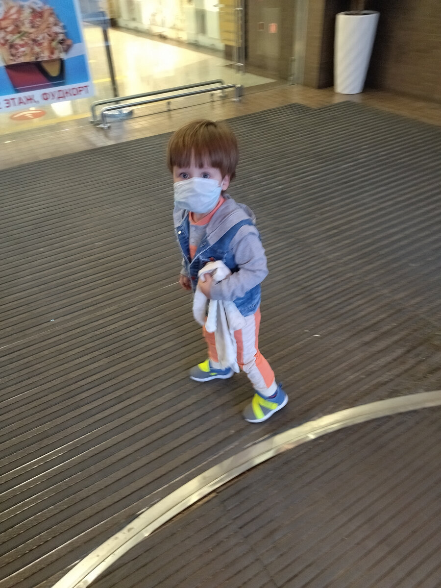 Попросил надеть ему масочку