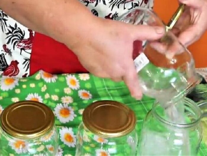 стерилизация банок уксусом. банки самозакручивающиеся. кастрюля для стерилизации банок с заготовками. стерилизатор для банок с заготовками. стерилизовать банки.