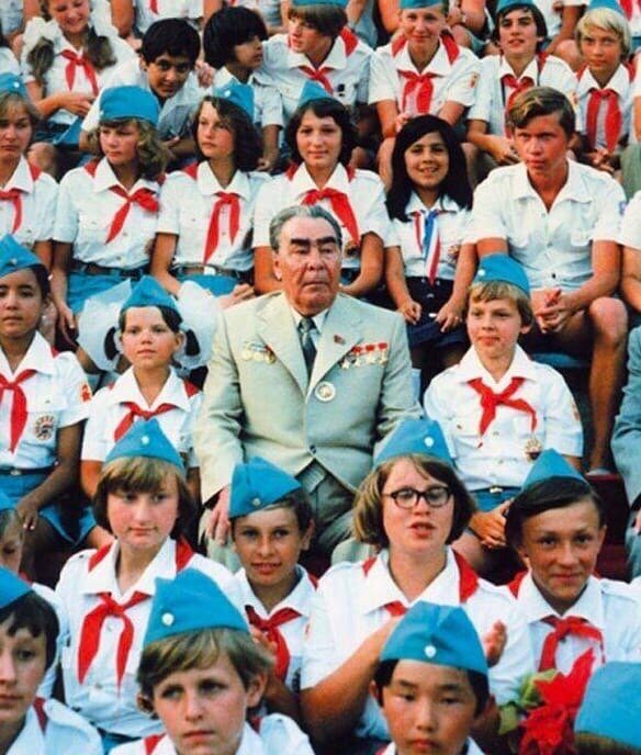 на фото Л.И, Брежнев в окружении пионеров