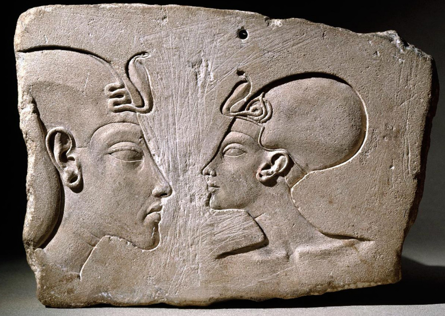 Эхнатон и Нефертити (источник: http://солнце-поможет.рф/istoriya-egipta-exnaton-i-nefertiti/?ckattempt=1)