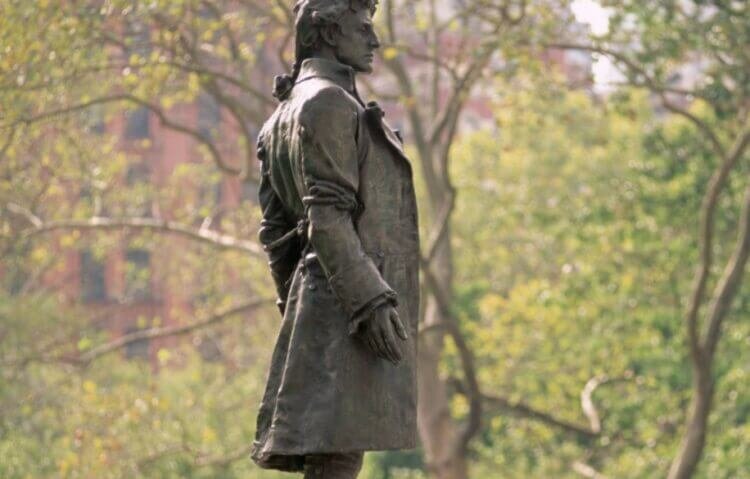 Памятник Натану Хейлу