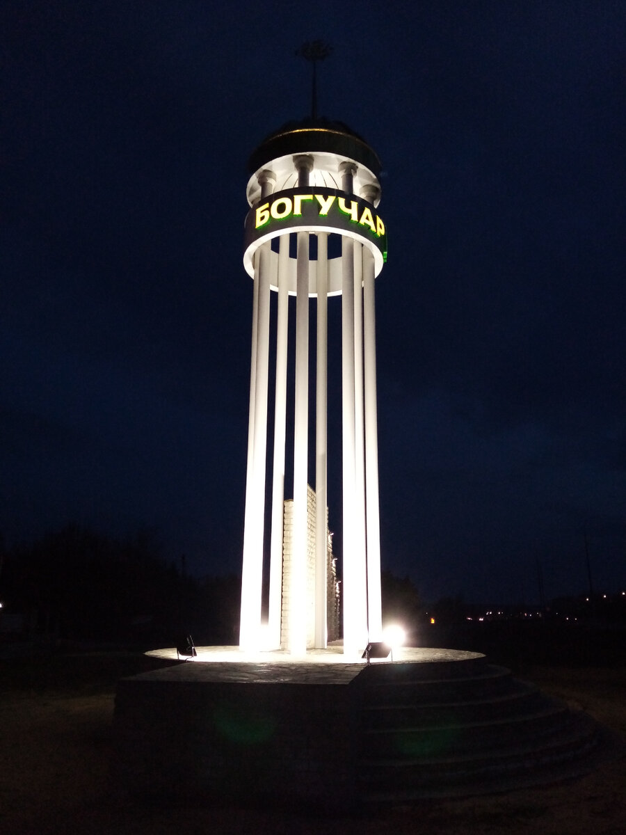 Знак установлен неподалеку от автостанции, на въезде в город.