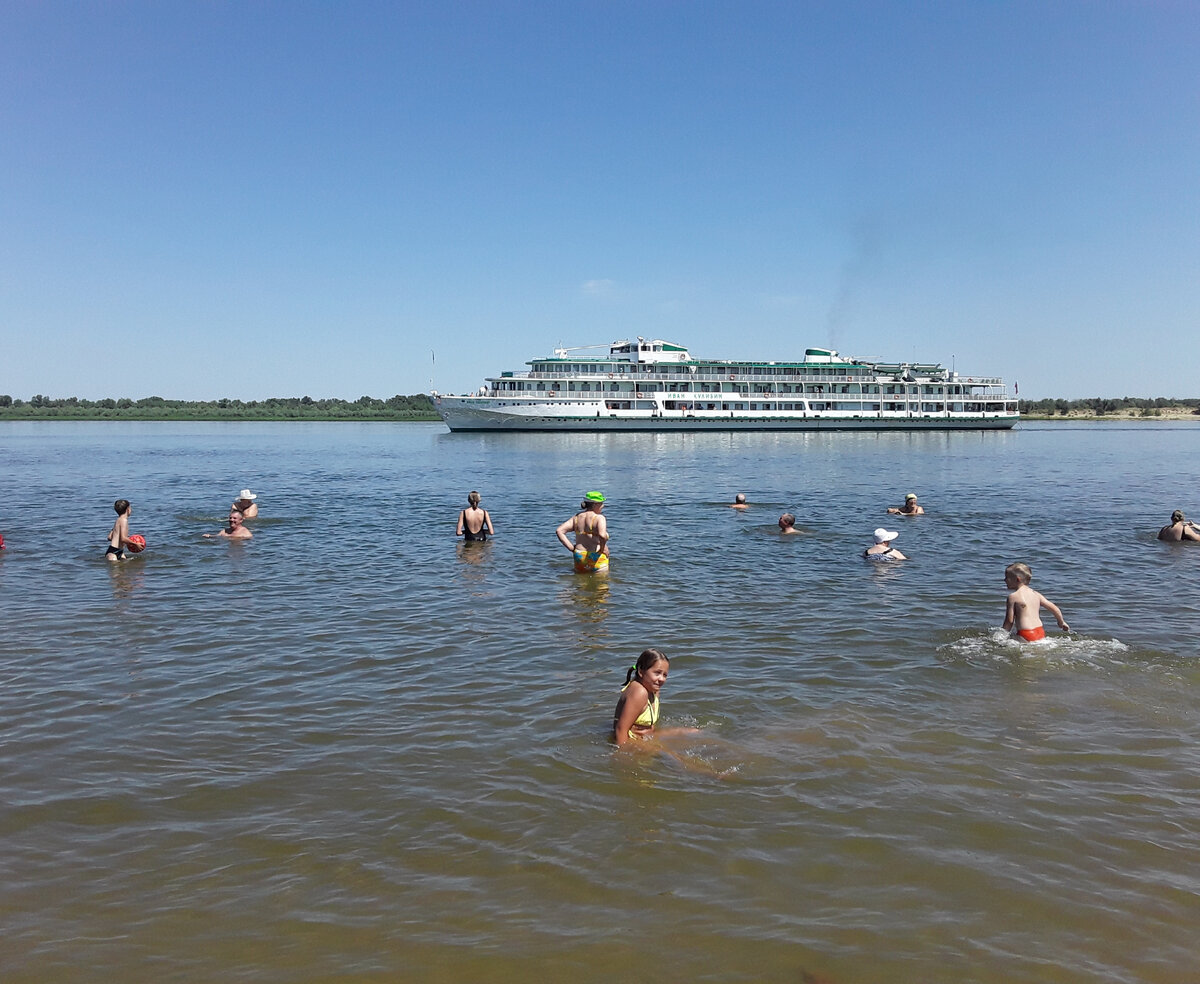 Село Никольское. К нам идет "Иван Кулибин". Пассажиры купаются. Тут у меня на солнце сгорело всеееееее, что могло. 