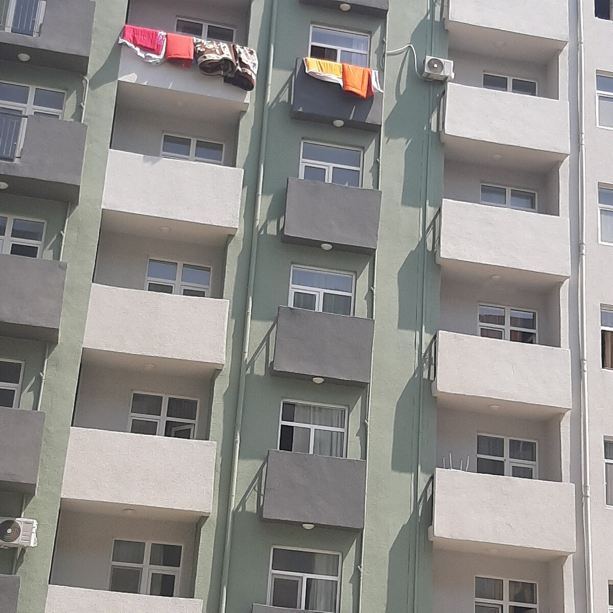 Квартира не предлог, чтобы не проветрить ковры и матрасы)