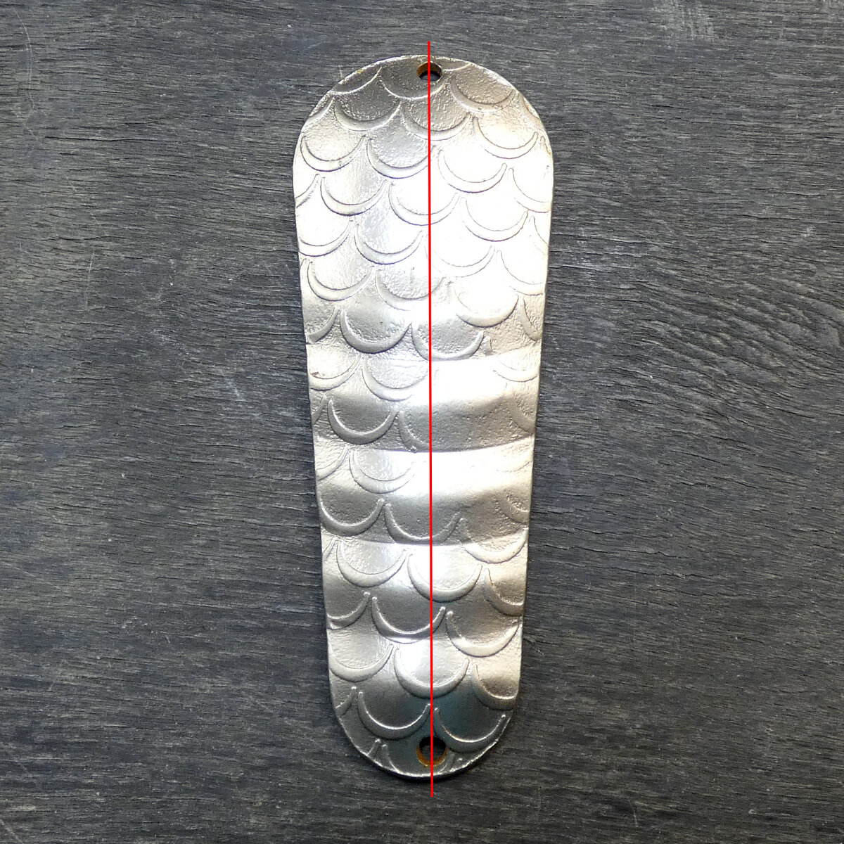 На фото видно, что левая половина блесны шире правой! (китайский Шведский Атом)