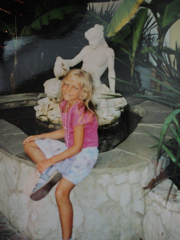  Почему очень трудно  выносить беспомощность и беззащитность собственного ребёнка? Конечно, когда он младенец и полностью на твоём обеспечении, тут много действий по уходу за ребёнком и это спасает.
  Вот когда ребёнок подрос и уже на пороге подросткового возраста и вдруг попадает в беспомощное состояние, растерян, не знает, что делать, ищет помощь матери.
Тут то и включается её внутренний триггер, при условии, если эта часть её травмы не проработана.
Матери невозможно тяжело находиться рядом.  В психике горит красная лампочка, мать уже не женщина, например, сорока лет, а сама беспомощный подросток в стыде и вине. Где то совсем рядом, не принимающий её слабости родитель.
Знакома вам такая картина?
Особенно часто такое я наблюдала на разных терапевтических группах.
  Есть люди, которые на физическом уровне не принимают слабость других. Им внутри ненавистна их жертва, коими они ощущали себя когда-то.
  Их тиран не может проявить сочувствия, без риска не свалиться в жертву и соответственно не захлебнуться от такого действия в океане стыда.
  Вернёмся к нашей маме. Она отвергает ребёнка, не в силах включить в этом месте свою эмпатию.
 Так мало ей досталось сочувствия и сопереживания в  жизни.
  Бывает трудно участнику группы, не только терапевтической, принять, разглядеть и поверить, что жертва страдает вовсе не ему назло.
Если дать себе почувствовать свои слабости и принять их, что, безусловно, долгий процесс, роль тирана может сойти на нет. Происходит отпускание контроля и власти над другими.
 Этого сделать очень и очень трудно, триггер держит своего хозяина посильнее любой верёвки.
   У каждого тирана в анамнезе есть в памяти, когда он не смог, не справился. Тогда нужно встать на защиту,  бросить все силы и энергию, чтобы не повторить тот тотальный стыд несостоятельности. Быть в токсичном стыде, хуже смерти.
 Без осознавания всего механизма, как он включается в процесс, человек  будут защищать свои границы, не пропуская “врага  “.
  Свою слабость, беспомощность. Уязвимость.
