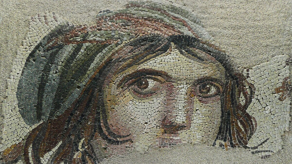 Цыганская девушка. Фреска из города Газиантепа. Источник: alantatour.com