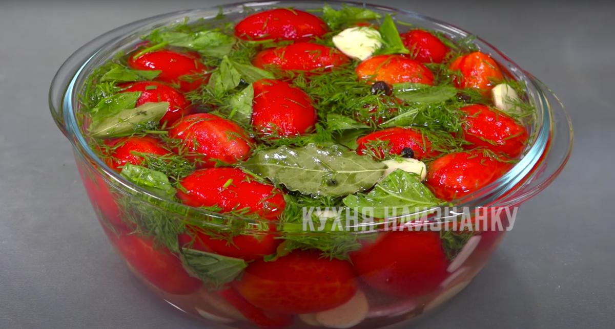 Сегодня заливаю маринадом, завтра уже едим: готовлю, когда не хочется ждать до зимы (маринованные помидоры за сутки)