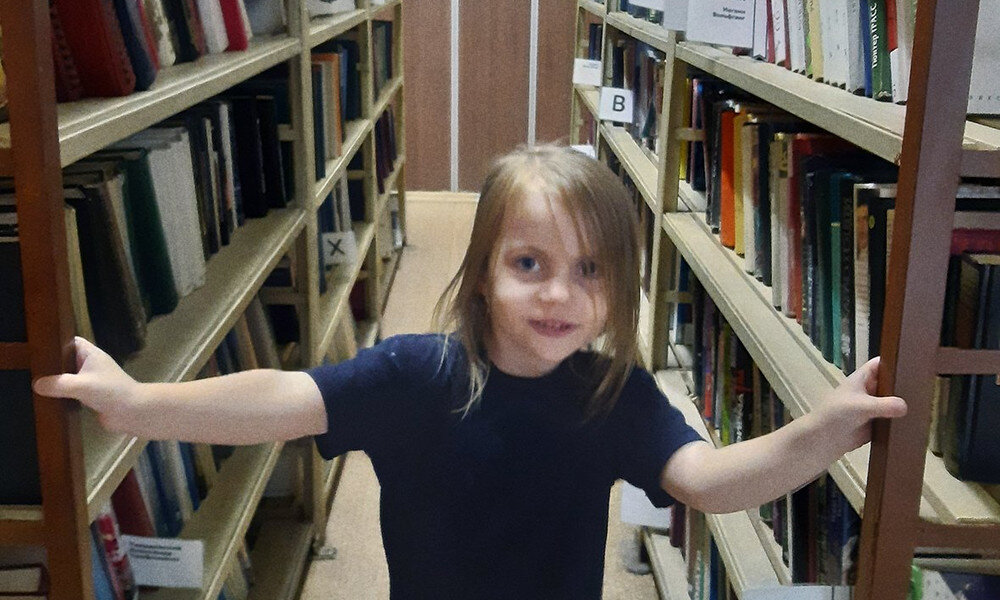 Фото из сети. Думаю, это Хеймдаль. У него более озорной вид, хотя на сестру похож