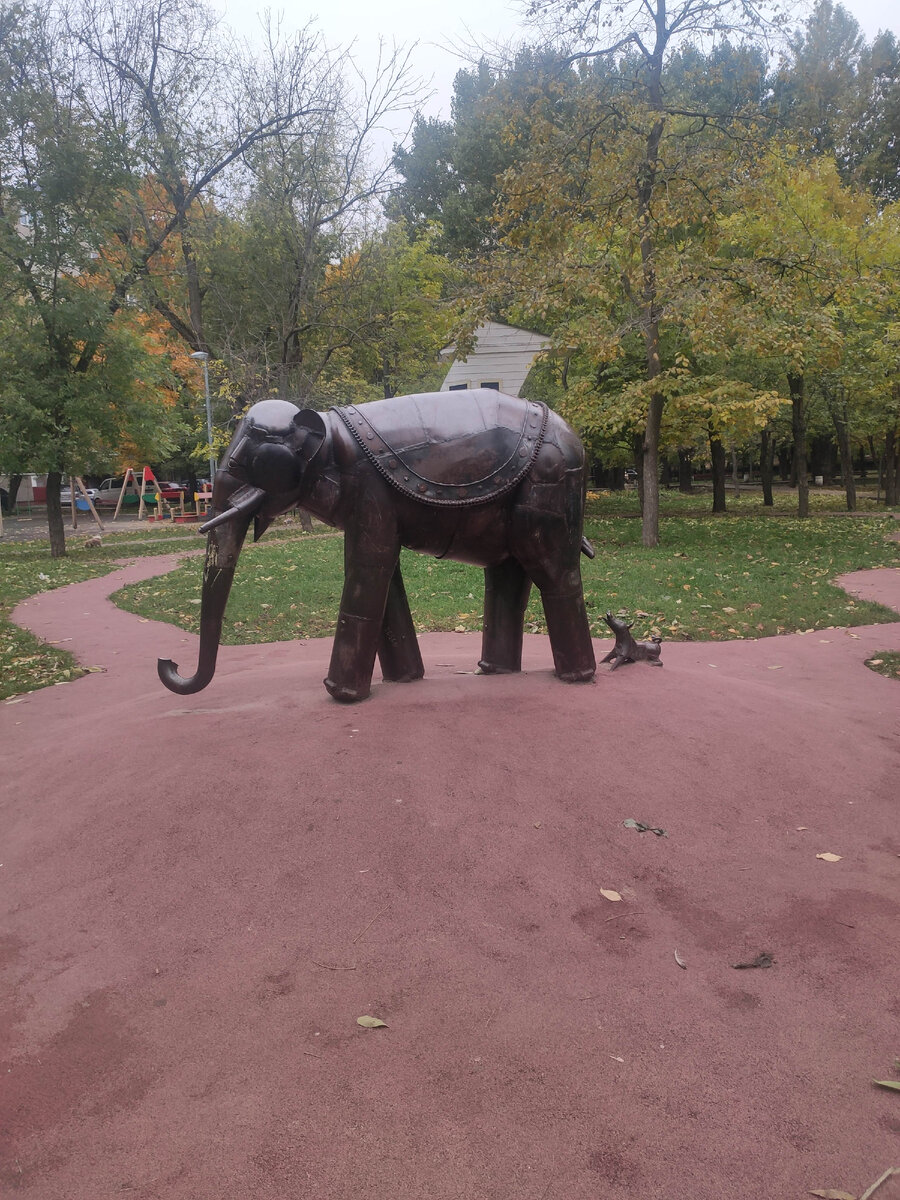 Скульптура по мотивам басни Ивана Крылова "слон и Моська"