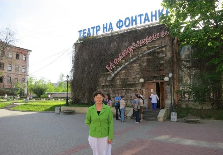 Молодёжный театр на Фонтанке  в  Измайловском саду.