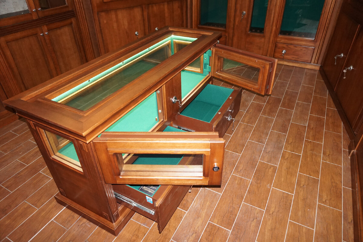 Витрина для "короткого ствола"