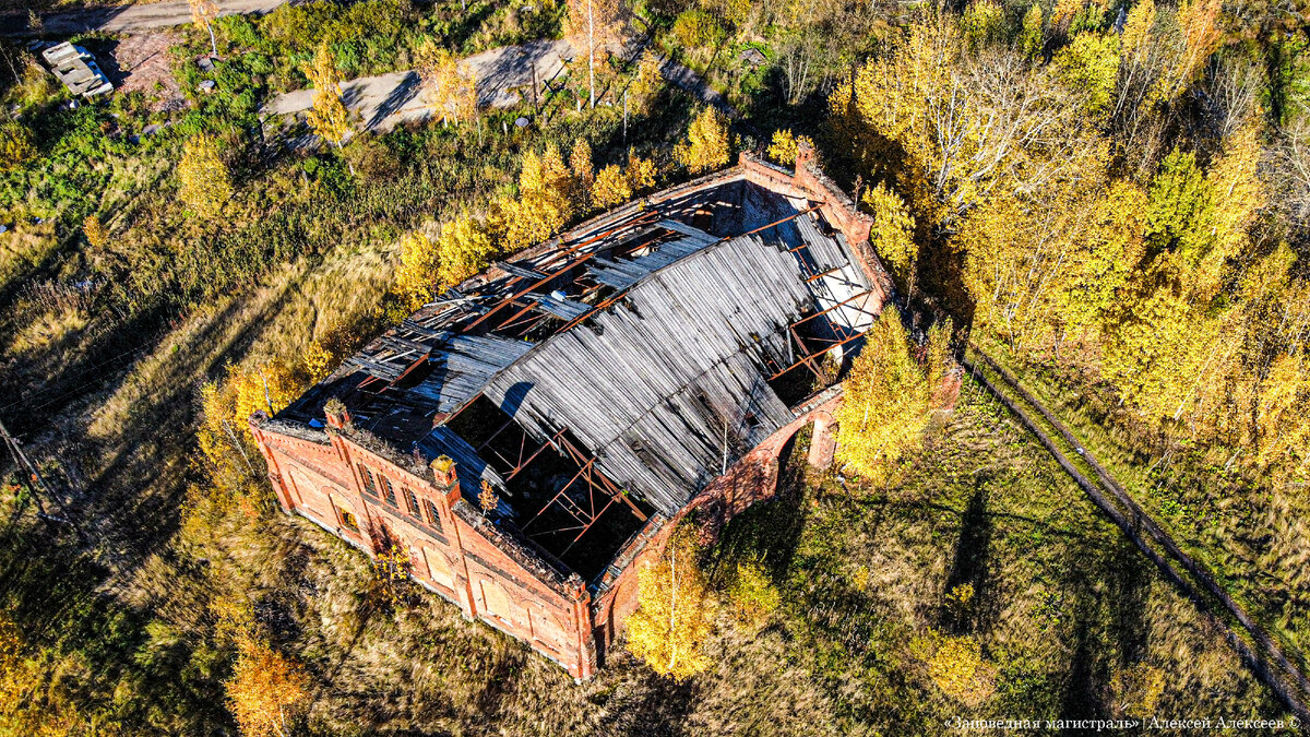 Никакого экономического значения изначально Бологое-Полоцкая дорога не имела. В этой связи остаётся только удивляться тому, как основательно, а самое главное насколько качественно она была выполнена, если весь её служебный фонд во многих местах существует до сих пор, как например вот это оборотное депо на станции Бологое-Полоцкое (Бологое-2)