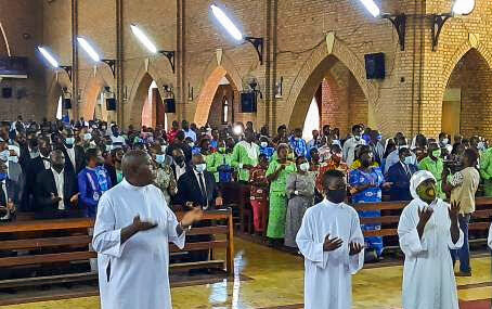 Конголезцы традиционно посещают храмы всей семьей. Поход в церковь это всегда праздник. Пока государство кряхтя встает на ноги, надеяться можно только на Всевышнего.