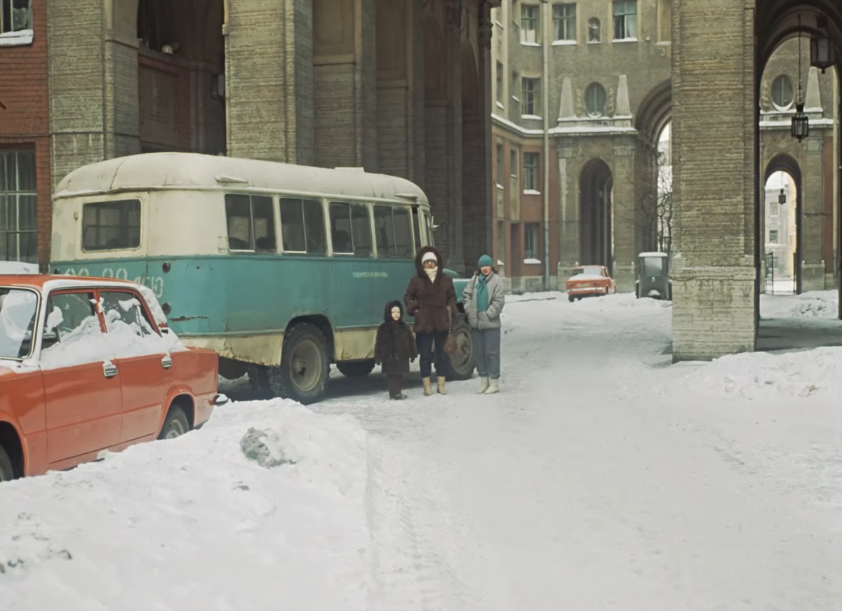 Ленинград 1985. Ленинград 1985 год. Ленинград 1985 год фото. Ленинград Толстовский дом фотографии. Толстовский дом кадры из фильмов.