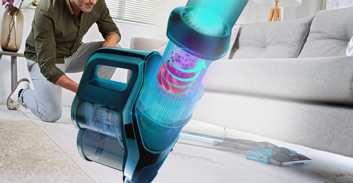 У Philips 8000 Series Aqua Plus грязь собирается в отдельном контейнере и не препятствует движению воздуха ― в отличие от обычных пылесосов, у которых мощность всасывания снижается по мере загрязнения пылесборника