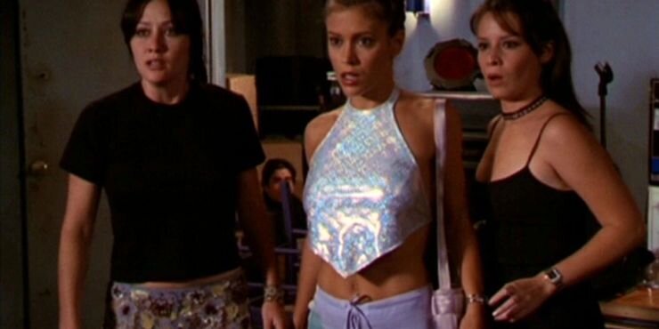 Фиби в блестящей майке. Кадр из сериала "Зачарованные" 