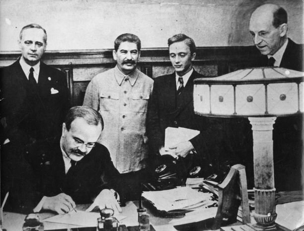 Нарком иностранных дел СССР Вячеслав Молотов подписывает договор с Германией о ненападении, 23 августа 1939. Фото: Keystone Press Agency