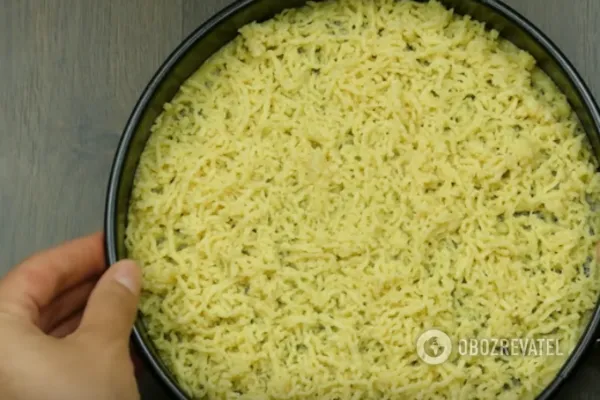 Сверху посыпаем остатками теста