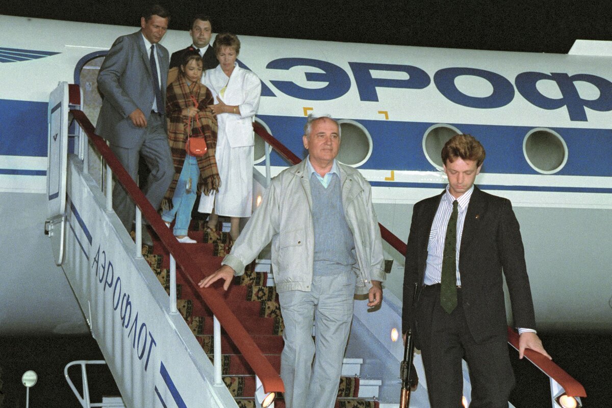 После неудавшегося путча 1991 года: Горбачев выходит из самолета. За ним - его жена и Ксения, закутанная в клетчатый плед, 
