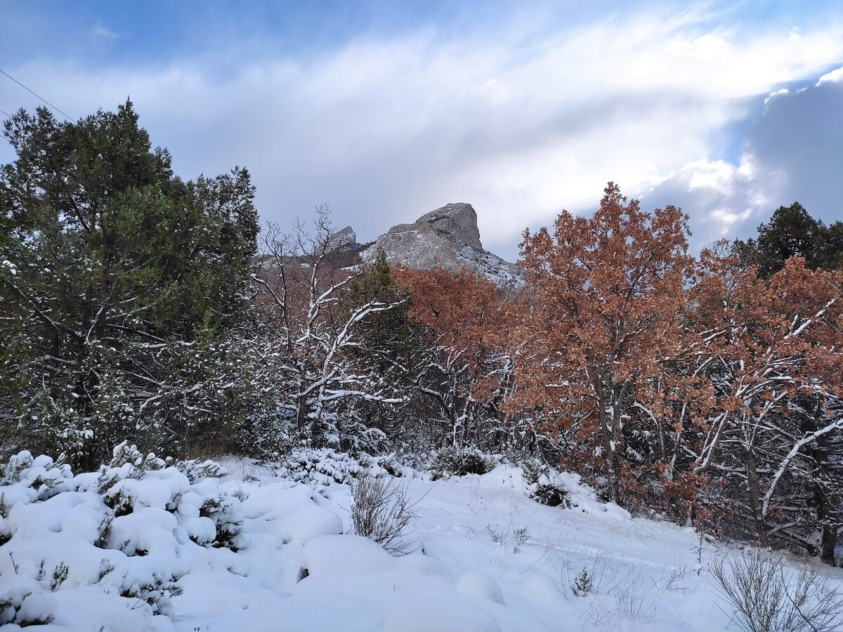Зимний вид на горы Деликли-Бурун и Ильяс-Кая