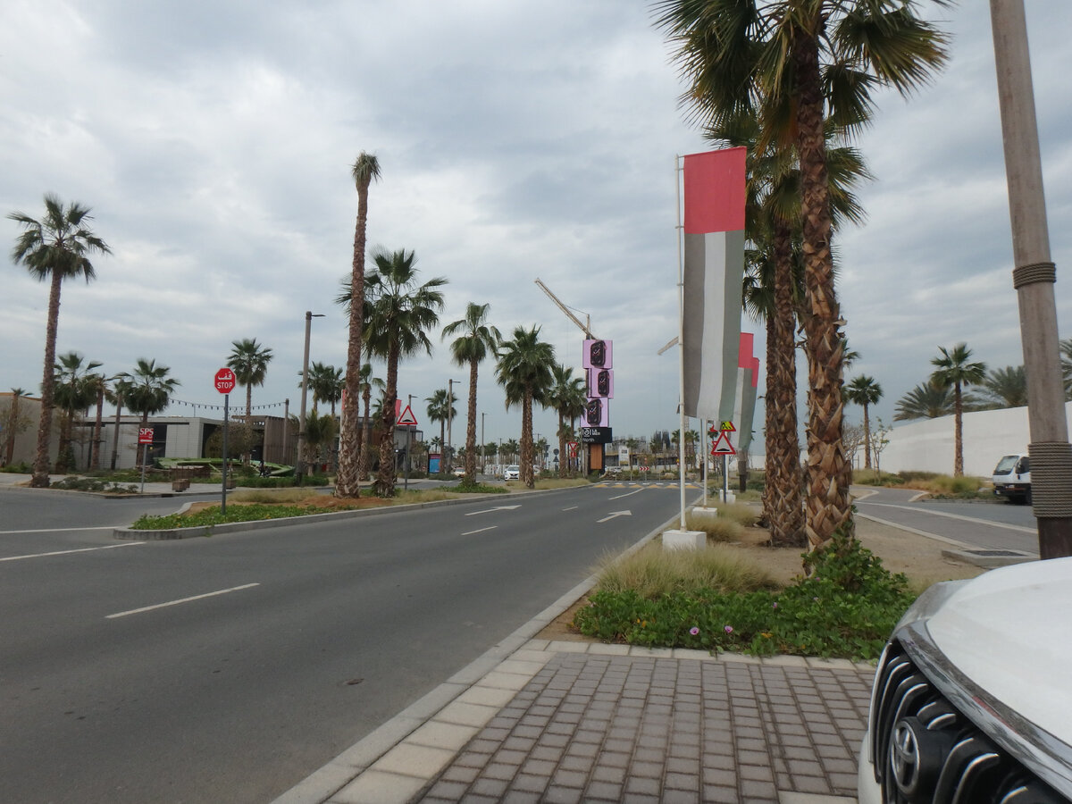 Улица рядом с отелем 