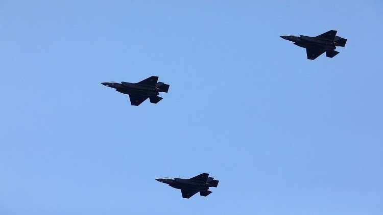 Фотографии истребителей F-35, пролетающих над ливанской столицей Бейрут.