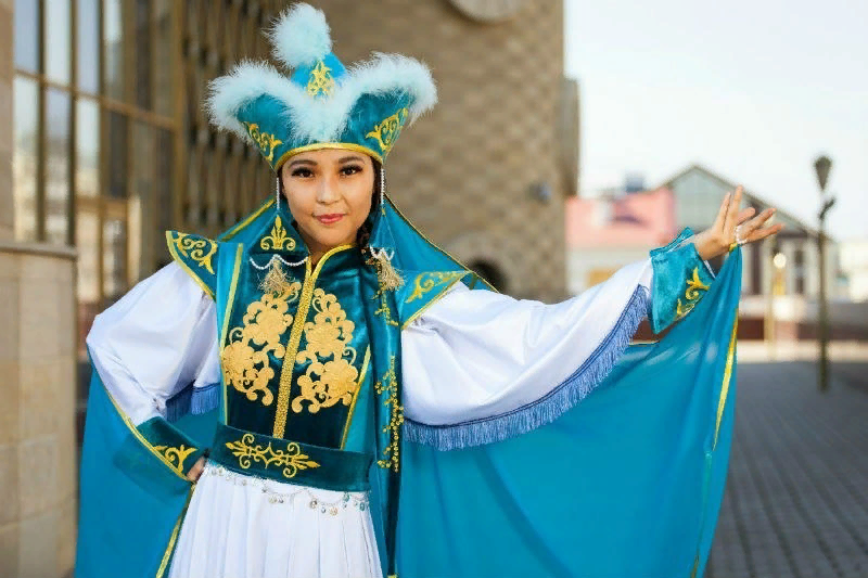 Традиционный казахский костюм. Казахский народный костюм. Казахская Национальная одежда. Казахский костюм женский. День национальной одежды в казахстане
