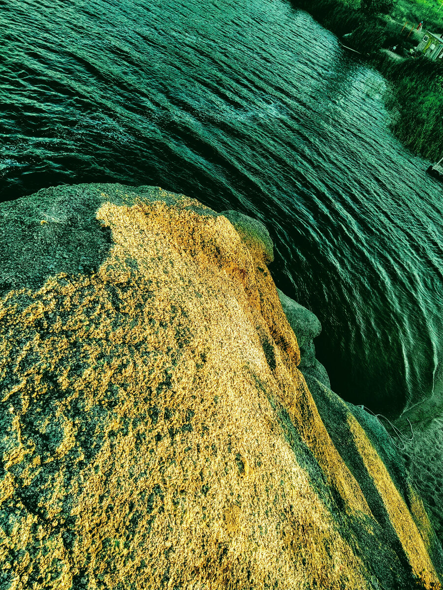 Такой красивый вид со скалы, такой водоворот. что кажется, вынырнет сейчас оттуда русалка, такая же красивая и загадочная, как и само это озеро. с. Саввушка. Колыванское озеро. 