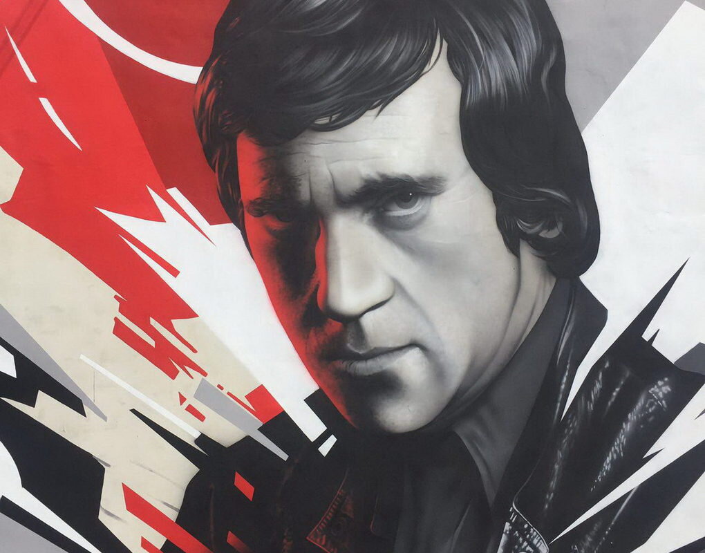 Барнаульский художник-граффист Евгений Алехин нарисовал портрет Владимира Высоцкого на стене дома в Новокузнецке. Не знаю сохранился ли его портрет на доме? 