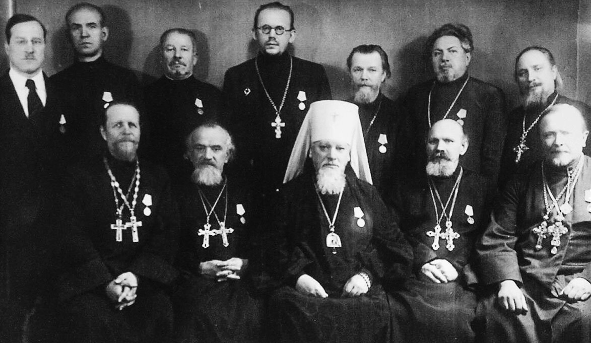 Митрополит Алексий и священники Ленинградской епархии, награжденные в 1943 году орденом "За оборону Ленинграда". Фото из открытых источников