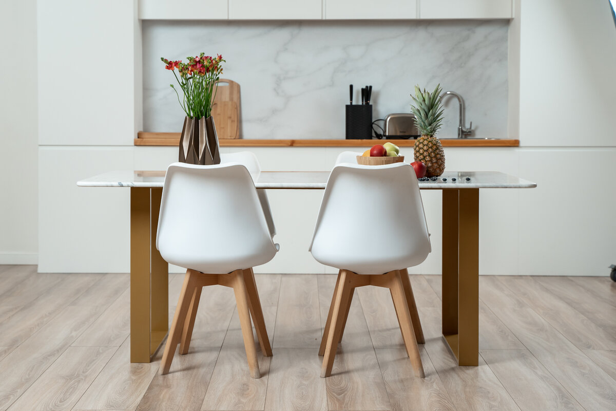 Стол со столешницей из натурального мрамора выглядит роскошно