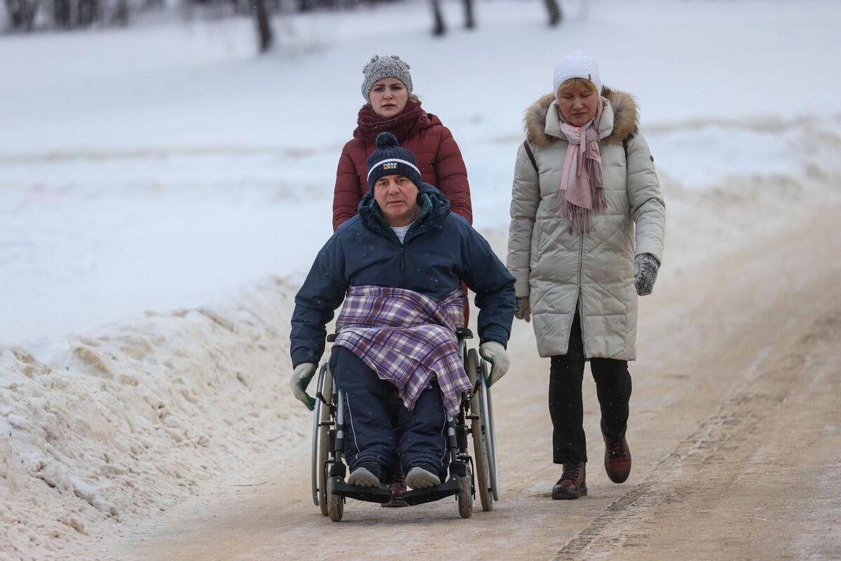 Уход за инвалидами в московском. Пенсионерка зимой. Пенсионеры зимой фото. Чем заняться пенсионерам в Омске зимой.