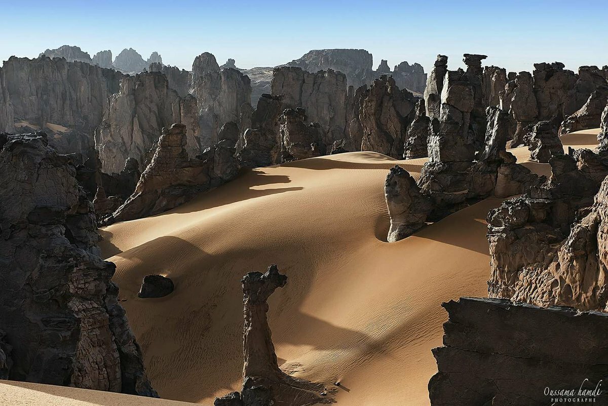 Плато в пустыне. Hoggar Mountains, Алжир. Горный массив Ахаггар Алжир. Вилайет Таманрассет. Алжир плато тадемаит.