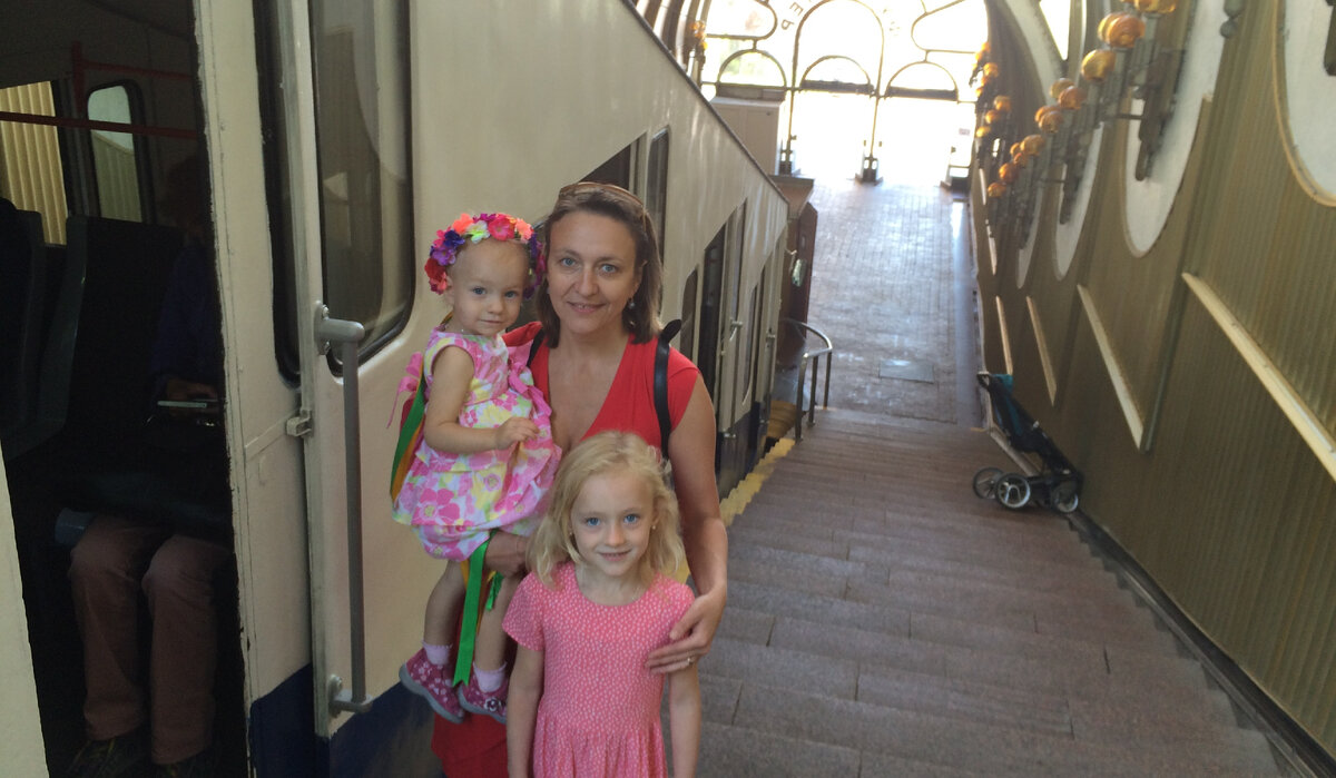 Май 2015 г. Я с детьми на станции Киевского фуникулёра. Фото из личного архива.