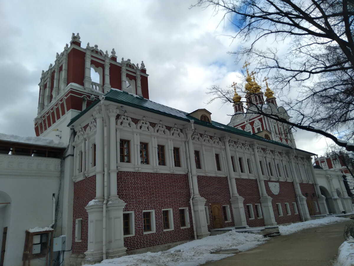 Палаты царицы Евдокии Лопухиной и Преображенская церковь
