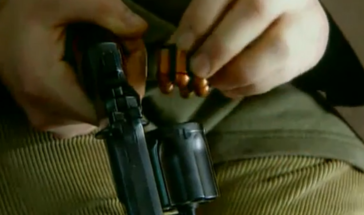 Сцена после убийства. Тут можно легко угадать знакомый профиль патрона 9х18 ПМ.