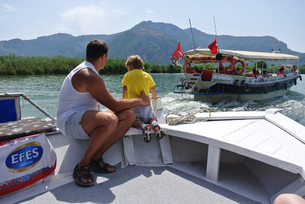 На носу экскурсионной лодки. Фото 2013 года