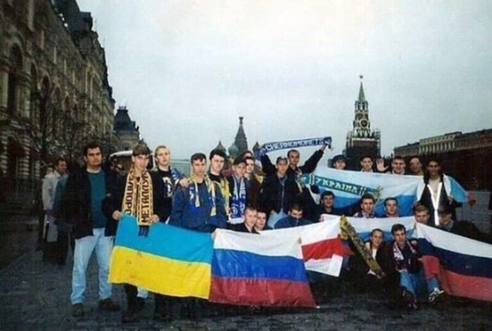 1990 год. Футбольные болельщики из России, Украины и Беларуси на Красной площади 
