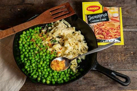 Отварить макароны аль денте, чтобы они оставались упругими. Разогреть в сковородке растительное масло и обжарить зеленый горошек. Соединить с макаронами, добавить MAGGI® Зажарка и прогревать, постоянно перемешивая, в течение 5 минут.