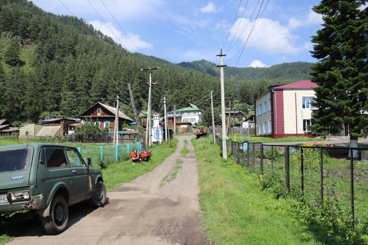 Расположено к юго-западу от Горно-Алтайска, на реке Катуни, у устья реки Муны. Выше него по Катуни расположен Мунинский порог.