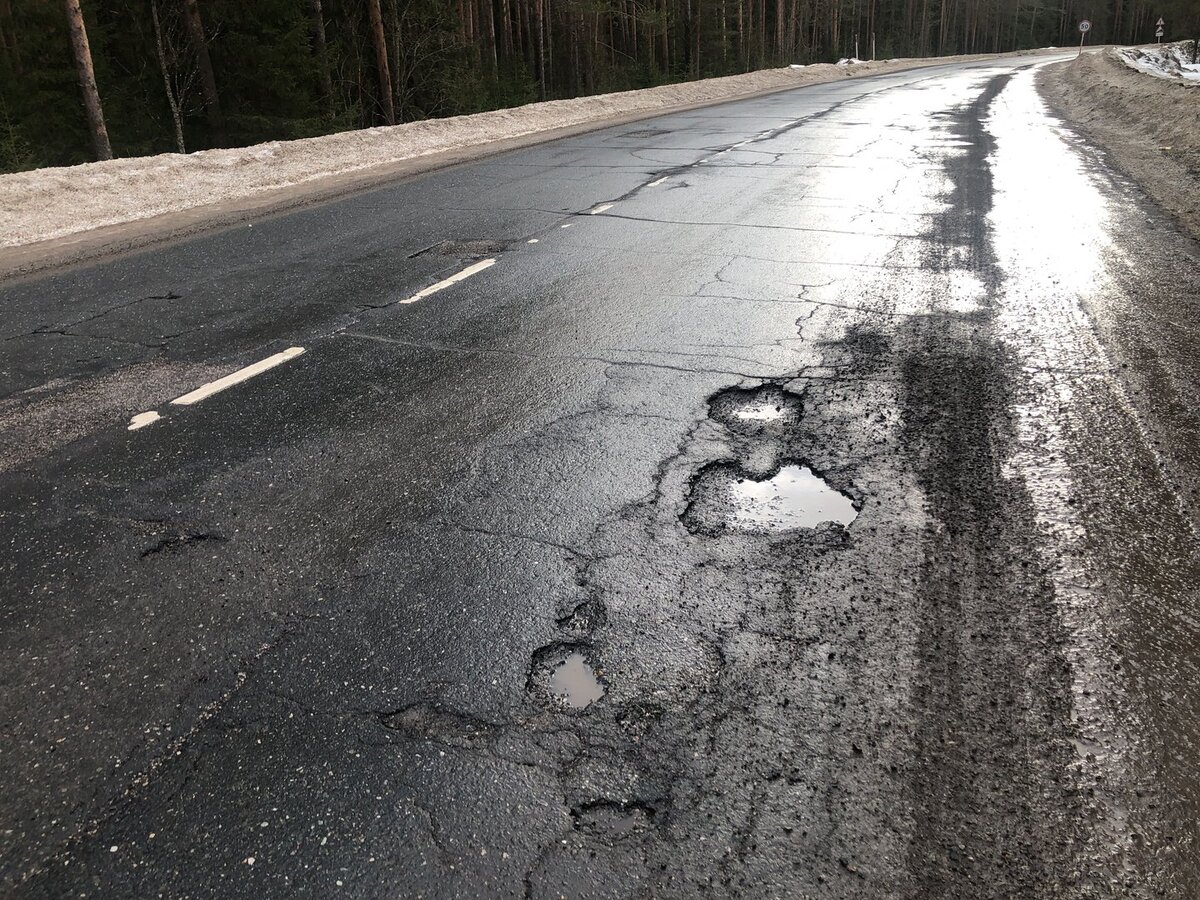 Вода, превращаясь в лед, создает микротрещины, которые со временем расширяются и делают асфальт более рыхлым и подверженным разрушению.