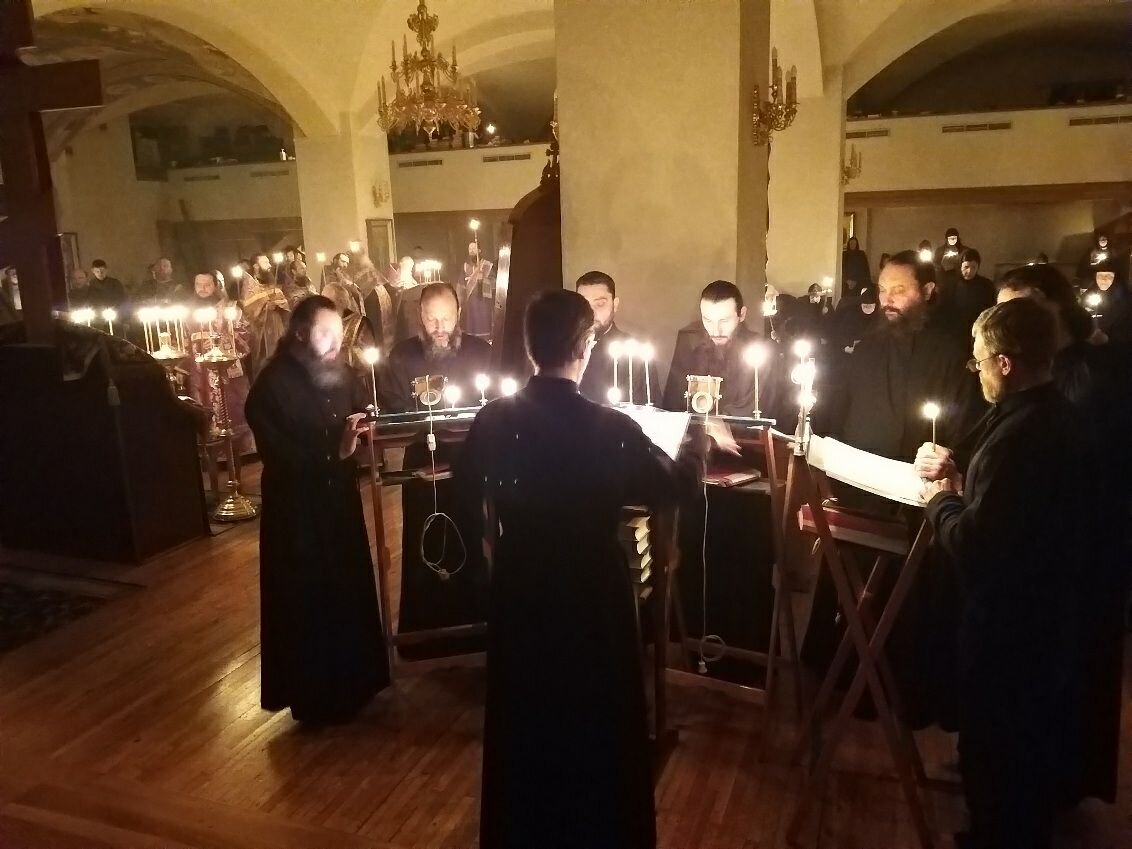 В Нижнем храме в Никольском идут службы