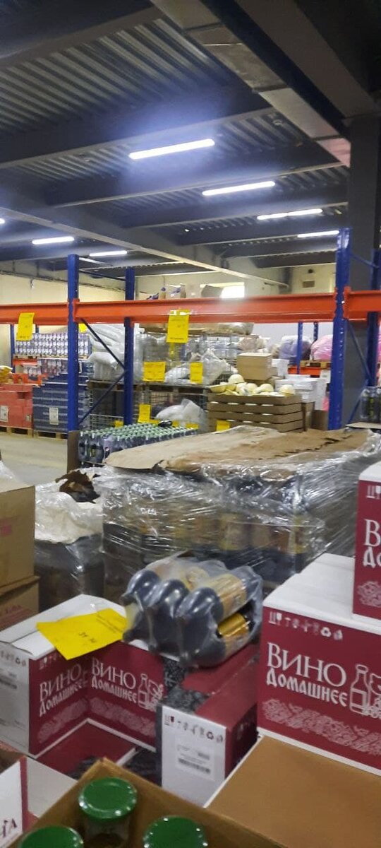 Пустые места там, где раньше было забито паллетами с сухариками и чипсами